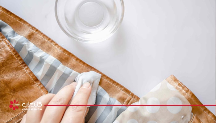 استفاده از پارچه نخی نرم برای شستن لباس چرمی